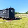 Отель Crabden Shepherd Hut - Blendworth, фото 9