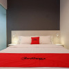 Отель RedDoorz Plus near Ciputra Mall Simpang Lima, фото 1