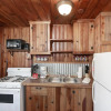 Отель Pine Cabin, 2 Bedrooms, Fireplace, Midtown, Sleeps 6, фото 5