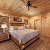 Отель Victoria's Secrets 5 Bedroom Cabin by RedAwning, фото 34