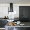Отель Stylish and modern 1 bedroom apartment near the O2, фото 7