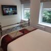 Отель Superb 1 Bedroom Stylish app 1st Fl sleeps 2 + 2, фото 4