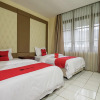 Отель RedDoorz Syariah near Taman Wisata Matahari, фото 22
