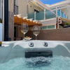 Отель Spacious Apartment With Jacuzzi and Pool Access, фото 36