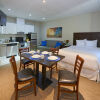 Отель Wasaga Riverdocks Hotel Suites, фото 12