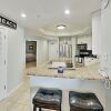 Отель Stylish Bay-view Getaway W/ Pools, Hot Tub & Dock 3 Bedroom Condo, фото 12