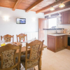 Отель Nicely furnished apartment with communal pool on a horse ranch, фото 2