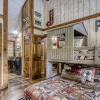 Отель Er26 - Sasquatch Inn - Great Location! Close To Town Resort Pool! 2 Bedroom Cabin by RedAwning, фото 17