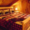 Отель New Song Appalachian Chink Style Cabin Features Foosball and Air Hockey Table by Redawning, фото 3