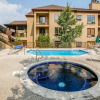 Отель Spacious Ski in, Ski out 3 Bedroom Vacation Rental Next to the Gondola Featuring Slopeside Heated Ou, фото 13