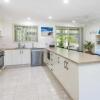 Отель Comfortable lowset family home only minutes from the water! Tarooki St, Bellara, фото 2