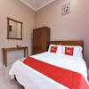 Отель OYO Home 90448 Nurbayu Guest House, фото 20