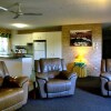 Отель Beachside 2 - 3 BDRM Budget Apt Close to Beach, фото 2