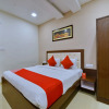 Отель OYO 11523 Crown Club, фото 6