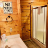 Отель Creekside Dreams - One Bedroom Cabin, фото 11