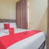 Отель RedDoorz Plus near Syamsudin Noor Airport 3, фото 12