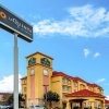 Отель La Quinta Inn & Suites by Wyndham DFW Airport West - Bedford, фото 2