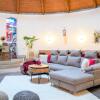 Отель dreamcation - Ehemalige Kirche & Pfarrerwohnung, 3D-Tour, Terrasse, Garten, BBQ, фото 2