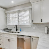 Отель Updated Columbia Home w/ Patio - 4 Mi to Usc!, фото 9