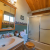 Отель Moonridge Manor - Very Lovely Cabin In A Quiet Neighborhood With An Amazing Hot Tub! 4 Bedroom Home, фото 9