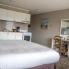 Отель The Cedarwood Inn & Suites, фото 15