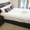 Отель 2 Bed Modern Apartment-Wilmington Close, фото 8