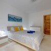 Отель Deluxe Apartment Steps to St George's Bay, фото 4