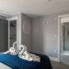 Отель Lovely 2-bed double en-suite with Cathedral views, фото 18