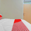 Отель OYO 90804 Oma Uti Homestay Syariah, фото 25