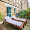 Отель 2BR Home in London W/terrace + Parking, фото 12