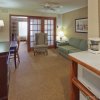 Отель Country Inn & Suites by Radisson, West Bend, WI, фото 3