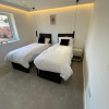 Отель Amazing 2 Bed Flat with Parking, фото 8