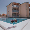 Отель Poolside Hideout Apartments, фото 19
