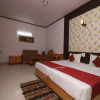 Отель OYO Premium Golf Course Road, фото 2