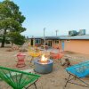 Отель Rocky Ridge Retreat - Hot Tub, Fire Pit & Bbq! 2 Bedroom Home by RedAwning, фото 12