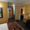 Отель Alpine Inn & Suites, фото 39