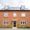 Отель Lovely 5-bed House in Centre of Bicester Village, фото 1