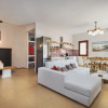 Отель Modern 2-bed House in the City Centre Fira, фото 1