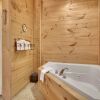 Отель King Of The Mountain 3 Bedroom Cabin, фото 10