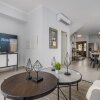 Отель NEW Modern 2 Bedroom Townhome Gold Coast, фото 11