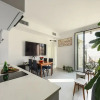 Отель Artistic 2BD Apt w Balcony on Montefiore, фото 12