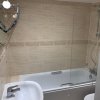 Отель Spacious 2 Bed Apartment With Off Street Parking, фото 2