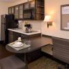 Отель Candlewood Suites Bloomington, an IHG Hotel, фото 7