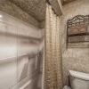 Отель La Posada de Ponder - Four Bedroom Cabin with Hot Tub, фото 6