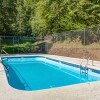 Отель Bearly Heaven, 2 Bedrooms, Fireplace, Hot Tub, WiFi, Pool Table, Sleeps 8, фото 13