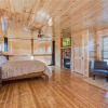 Отель Splash of Moonshine - Two Bedroom Cabin, фото 30
