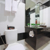 Отель RedDoorz Plus @ Aguirre Avenue BF Homes, фото 10