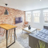 Отель Host Stay Modern Industrial Golden Lion Apartments, фото 7