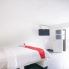 Отель Formerly RedDoorz Premium near Senggigi Beach, фото 4