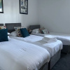 Отель Duplex Barge Cinema Room 6 Ensuite Double-triple Bedrooms Great Social Spaces, фото 4